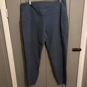 Women’s athletic leggings in a teal color -